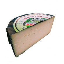 Cargar imagen en el visor de la galería, queso de oveja curado gallego marca breogán cortado a la mitad