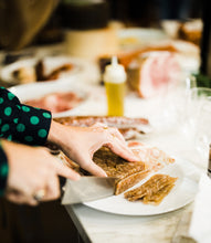 Cargar imagen en el visor de la galería, chicharron embutido cortado en plato